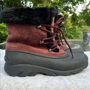 Sorel Burgundy & Black Snow Angel Rugged Sole winter boot size 7 1/2